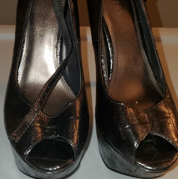 Metallic gray peep toe heels - Picture 2 of 2